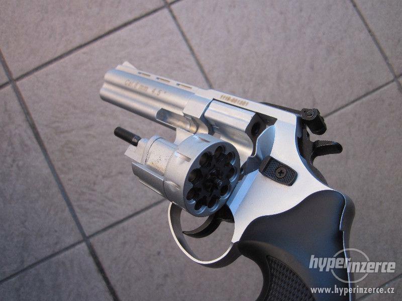 Zoraki R1 Streamer revolver flobertka 6/22 mm 4,5" lesk - foto 2