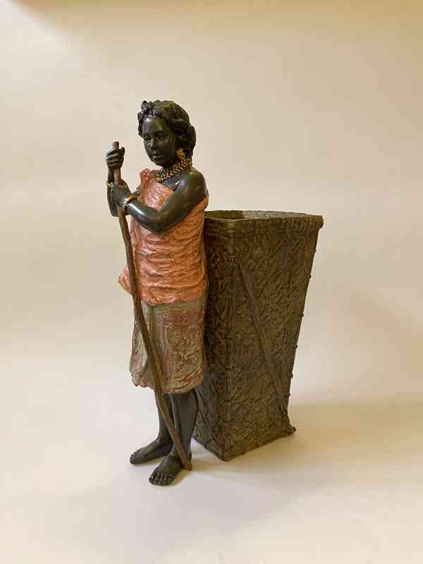 Africká žena s nůší - socha - foto 1