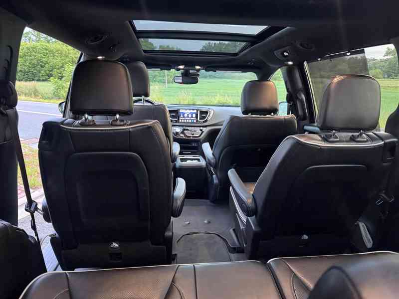 Chrysler Pacifica 3,6 S Limited ČR Sunroof Navi 2018 - foto 8