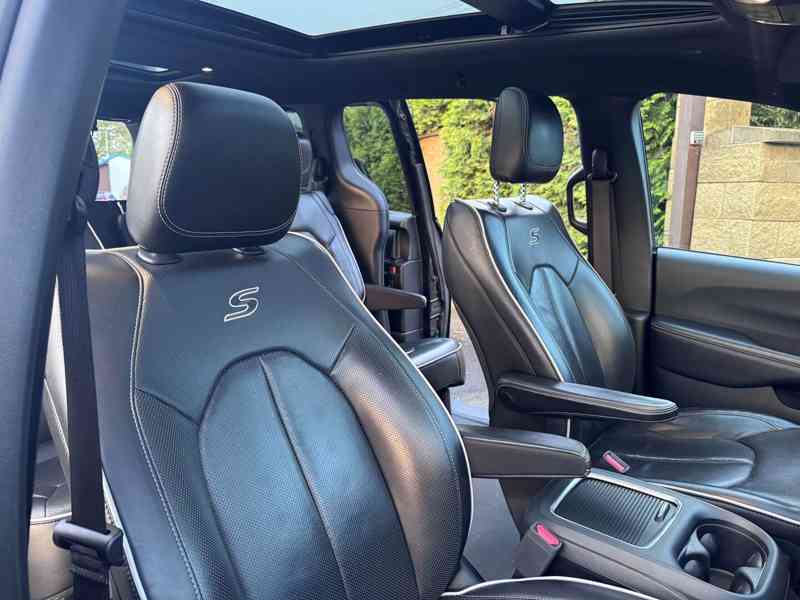 Chrysler Pacifica 3,6 S Limited ČR Sunroof Navi 2018 - foto 11