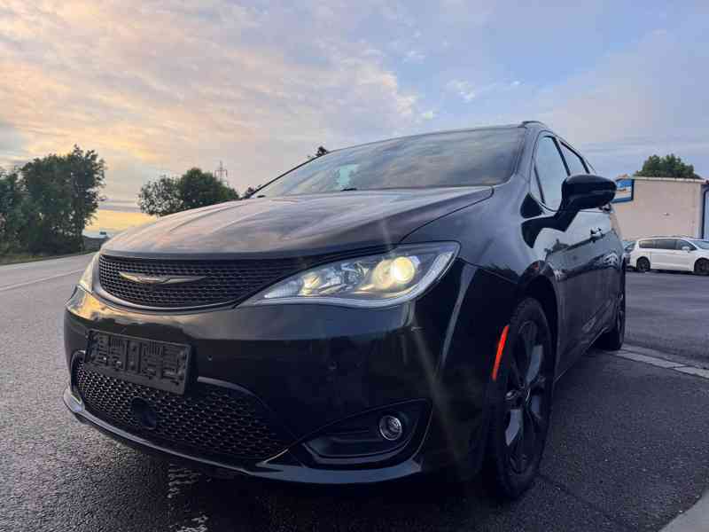 Chrysler Pacifica 3,6 S Limited ČR Sunroof Navi 2018 - foto 6