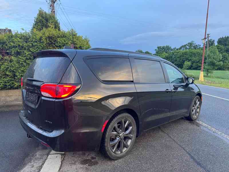 Chrysler Pacifica 3,6 S Limited ČR Sunroof Navi 2018 - foto 4