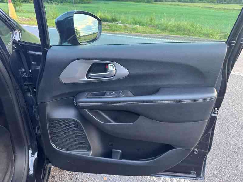 Chrysler Pacifica 3,6 S Limited ČR Sunroof Navi 2018 - foto 13