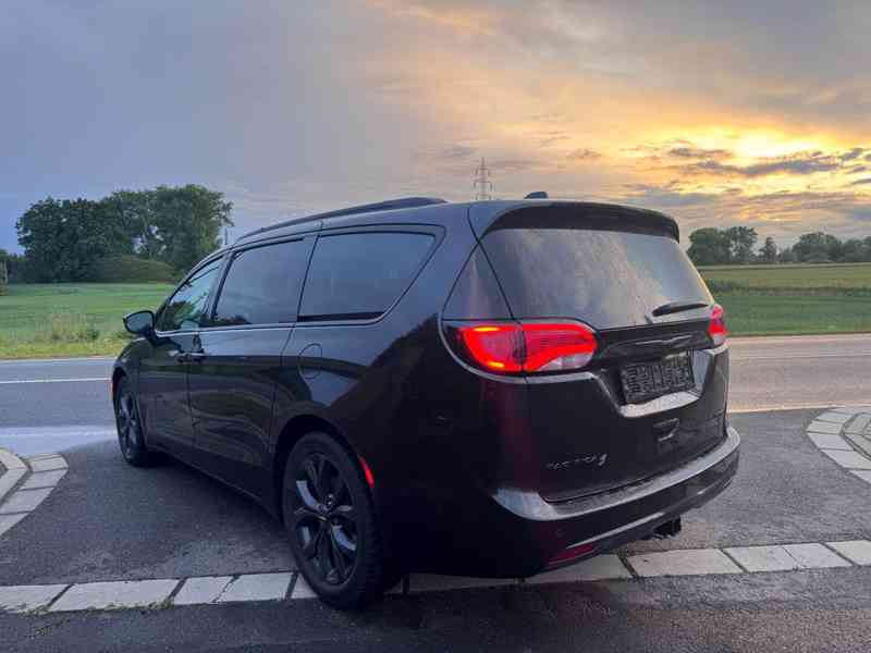 Chrysler Pacifica 3,6 S Limited ČR Sunroof Navi 2018 - foto 3