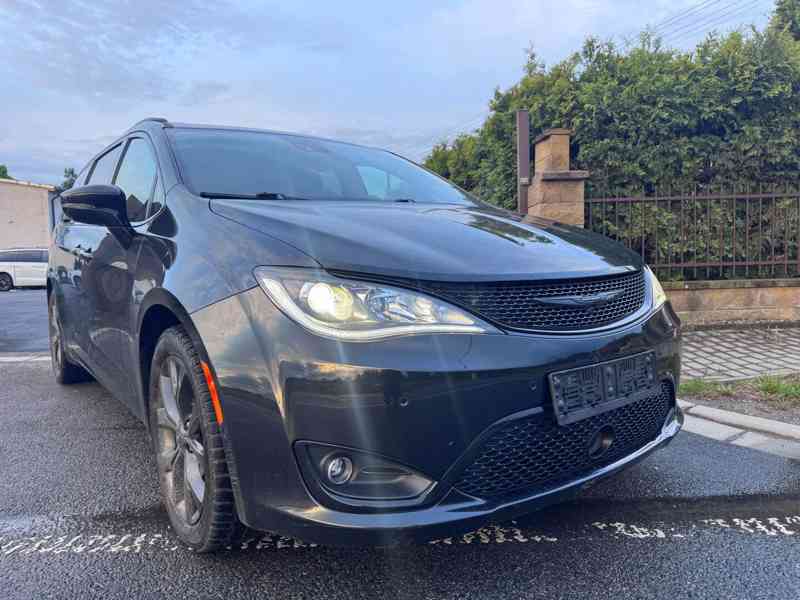 Chrysler Pacifica 3,6 S Limited ČR Sunroof Navi 2018 - foto 5