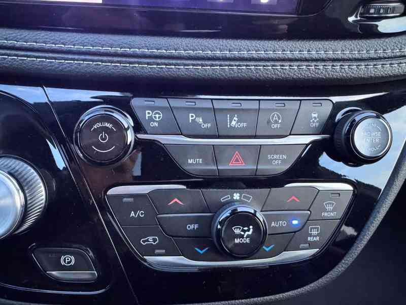 Chrysler Pacifica 3,6 S Limited ČR Sunroof Navi 2018 - foto 20