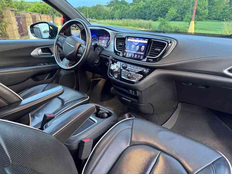Chrysler Pacifica 3,6 S Limited ČR Sunroof Navi 2018 - foto 12