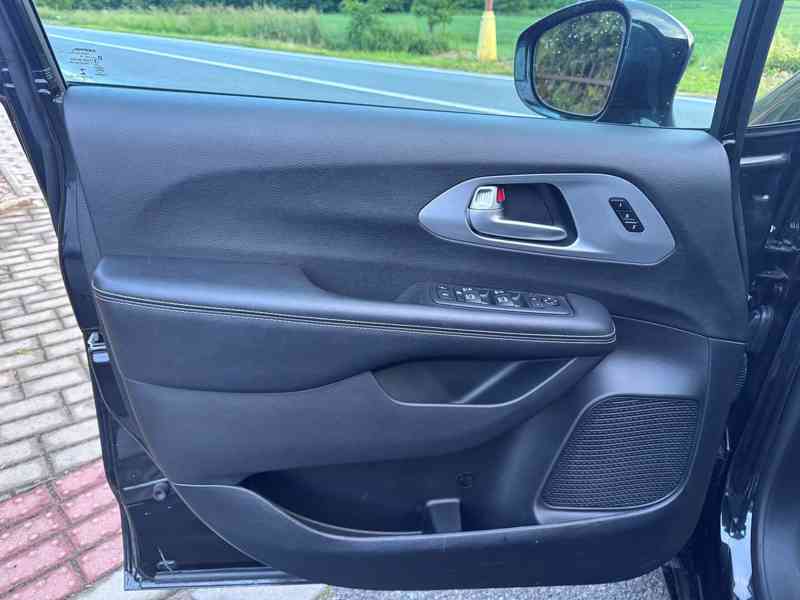 Chrysler Pacifica 3,6 S Limited ČR Sunroof Navi 2018 - foto 16