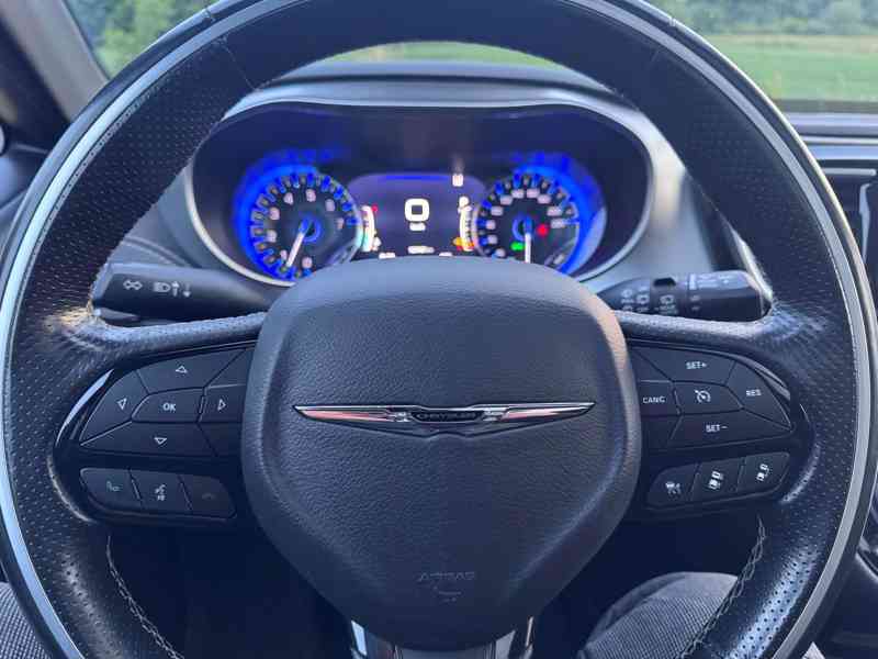 Chrysler Pacifica 3,6 S Limited ČR Sunroof Navi 2018 - foto 21