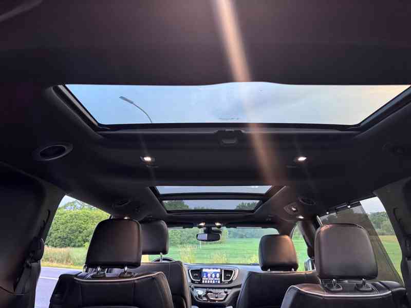 Chrysler Pacifica 3,6 S Limited ČR Sunroof Navi 2018 - foto 9