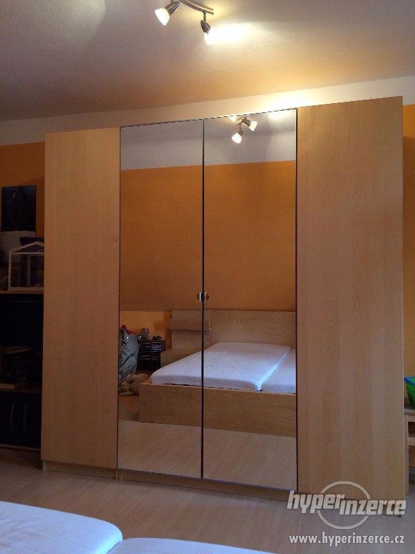 Prodám IKEA postel s nočními stolky a IKEA skříň PAX. - foto 2