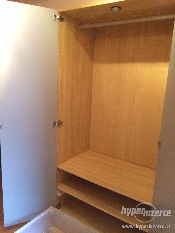 Prodám IKEA postel s nočními stolky a IKEA skříň PAX. - foto 5