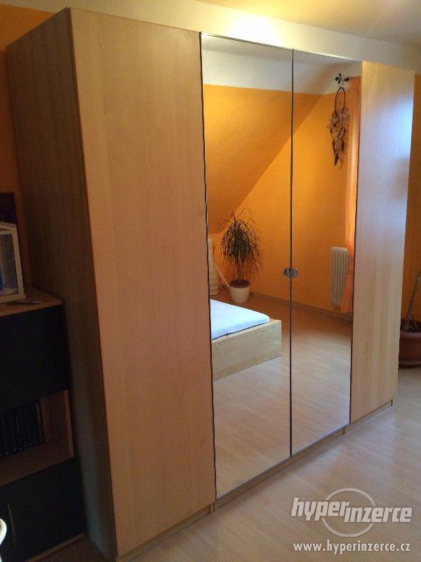 Prodám IKEA postel s nočními stolky a IKEA skříň PAX. - foto 9