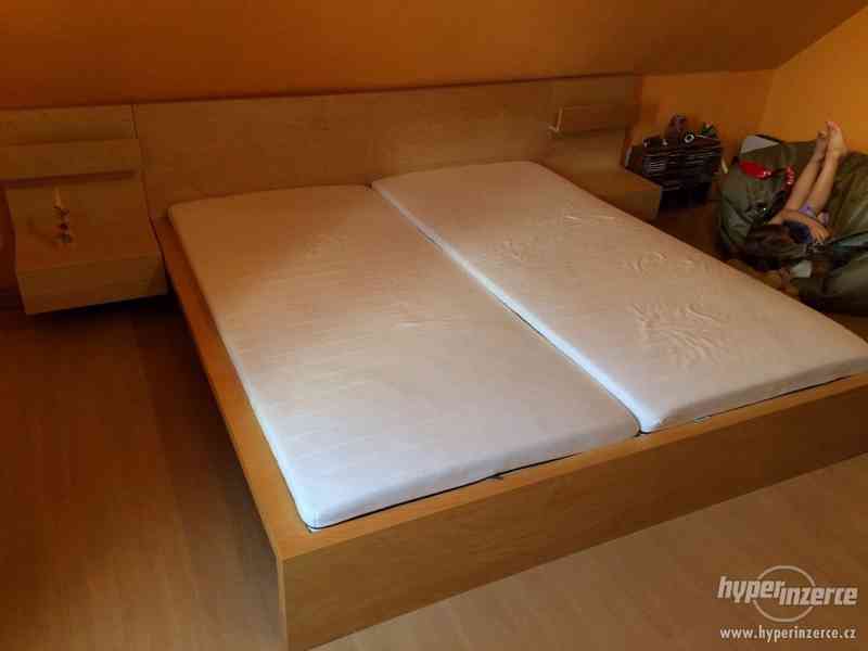 Prodám IKEA postel s nočními stolky a IKEA skříň PAX. - foto 10