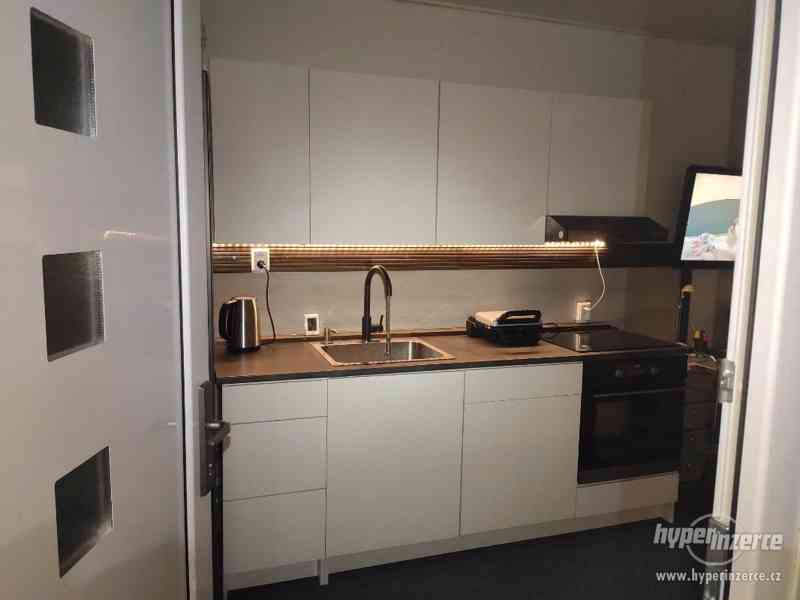 Prodám obytný návěs celoroční 2 + kk, 36 m2 - foto 4