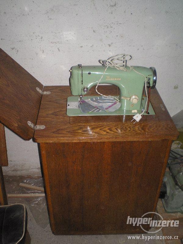 Prodám starý šicí šlapací stroj - foto 2