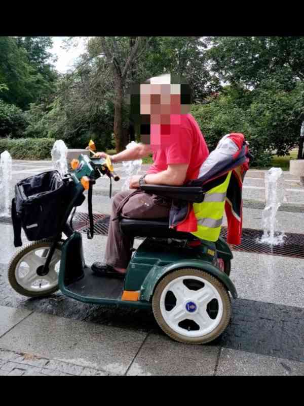 Invalidní elektrická tříkolka 