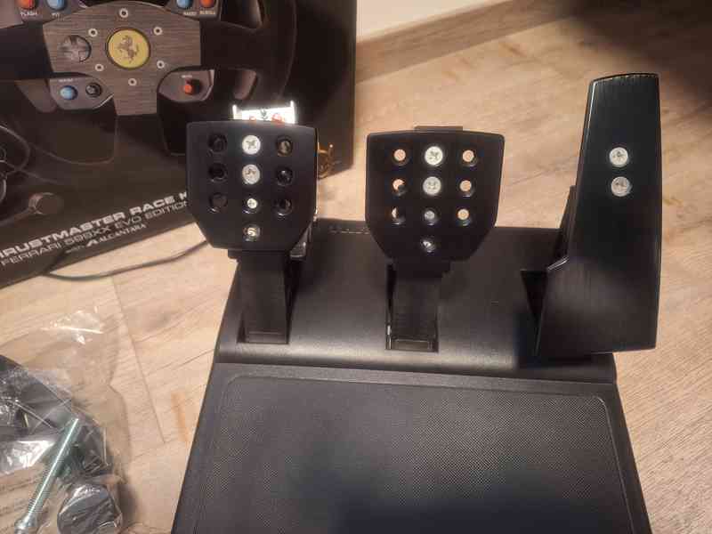 Set volantu Thrustmaster T300 Ferrari 599xx EVO - foto 4