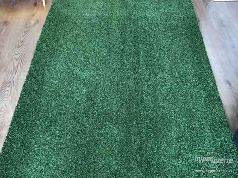 Luxusní zelený koberec - foto 2
