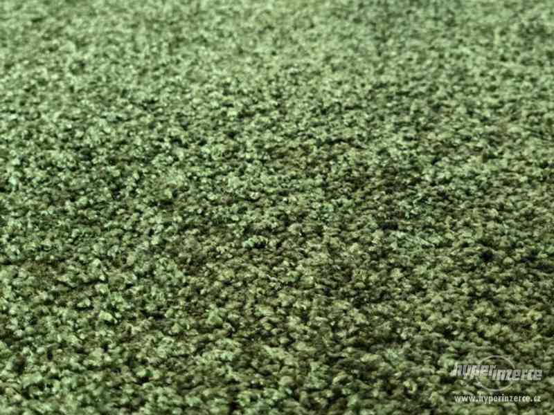 Luxusní zelený koberec - foto 3