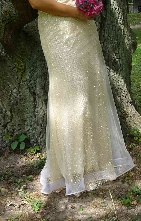 Luxusní champagne krajkové šaty s vrstvenou sukní - foto 4