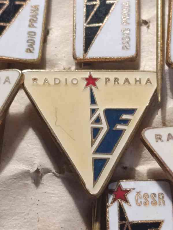 Sada 2 sběratelských odznaků Radio Praha trojúhelník - foto 2