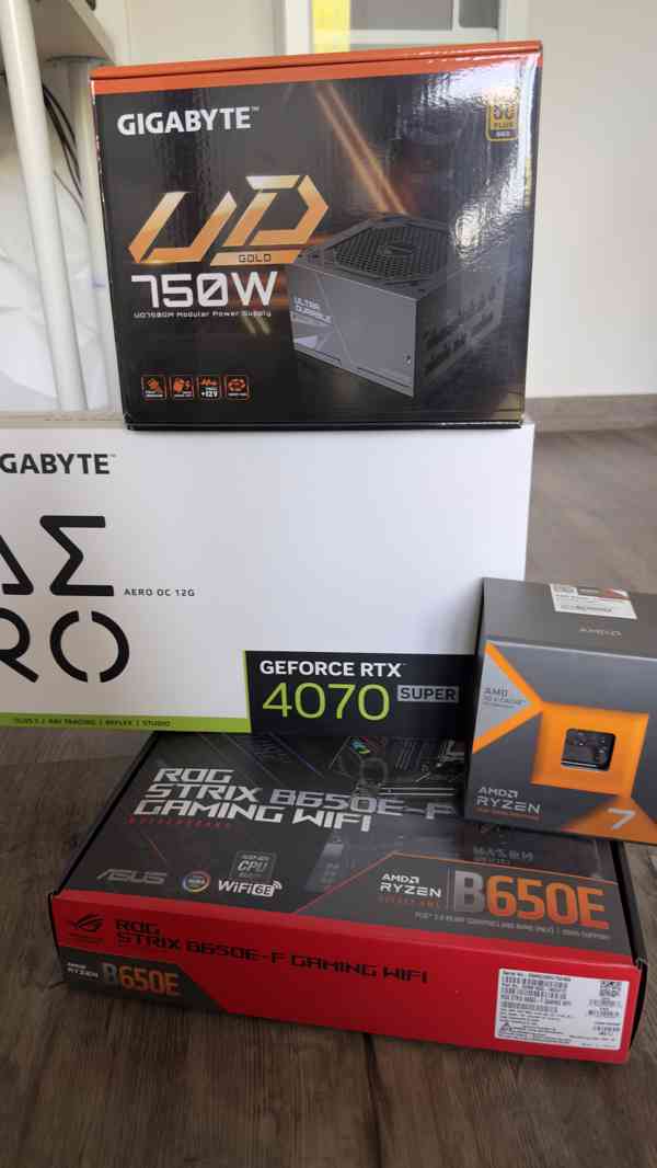HERNÍ PC + VOLANT Ryzen 7 7800X3D/RTX 4070 SUPER/32GB DDR5 - foto 6