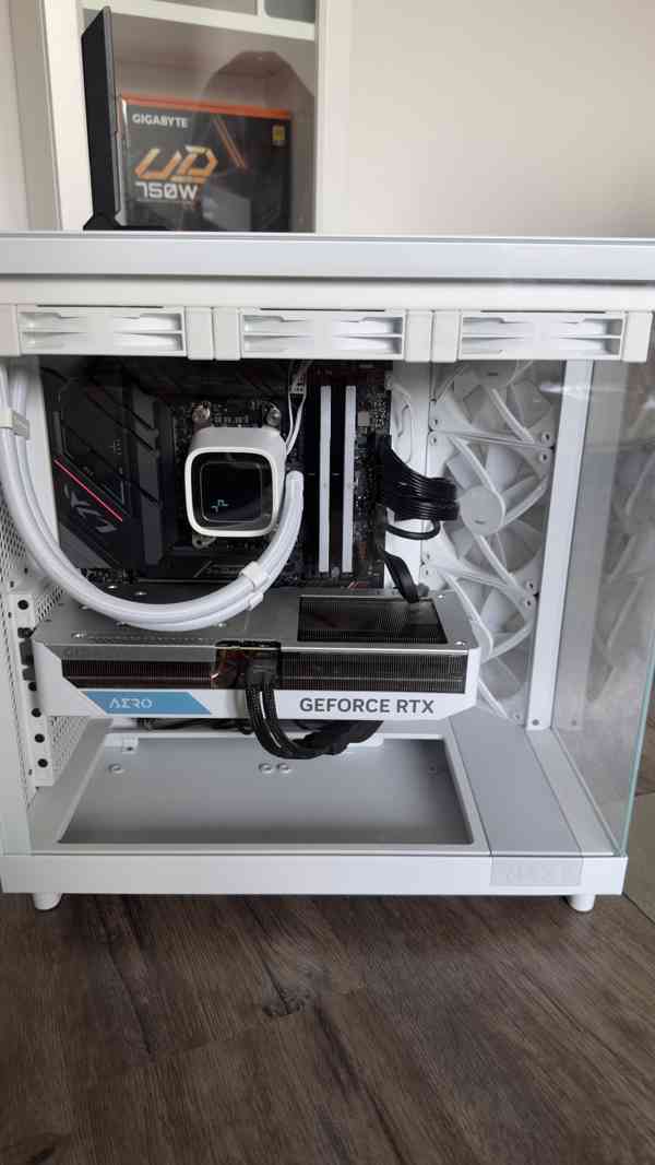 HERNÍ PC + VOLANT Ryzen 7 7800X3D/RTX 4070 SUPER/32GB DDR5 - foto 2