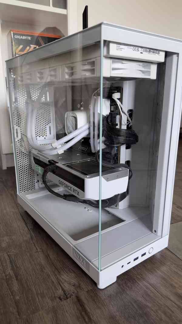 HERNÍ PC + VOLANT Ryzen 7 7800X3D/RTX 4070 SUPER/32GB DDR5 - foto 1