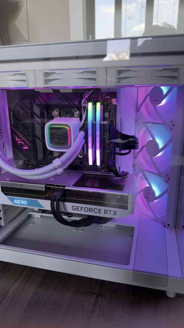 HERNÍ PC + VOLANT Ryzen 7 7800X3D/RTX 4070 SUPER/32GB DDR5 - foto 7