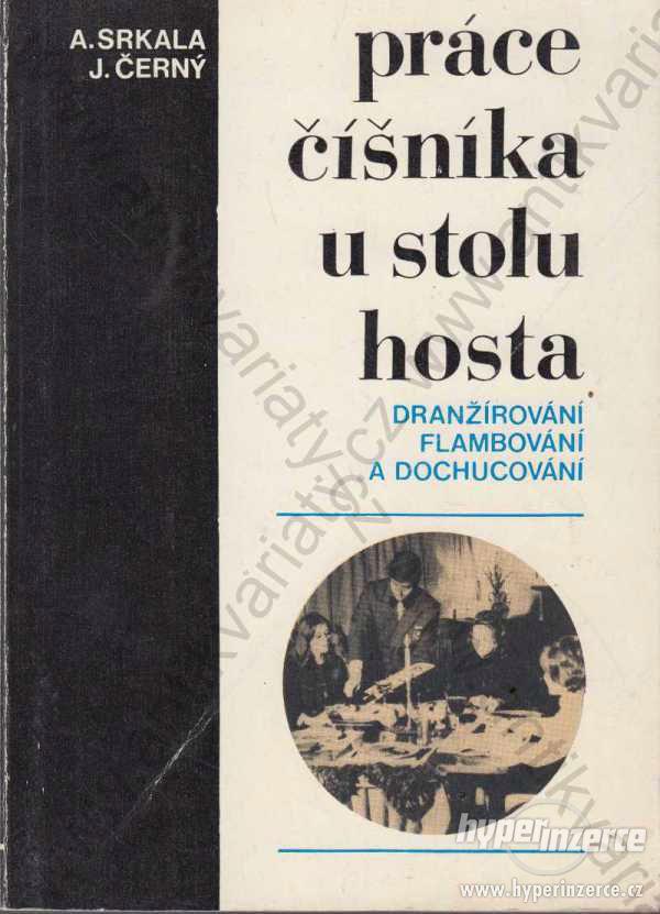 Práce číšníka u stolu hosta Srkala, Černý 1982 - foto 1