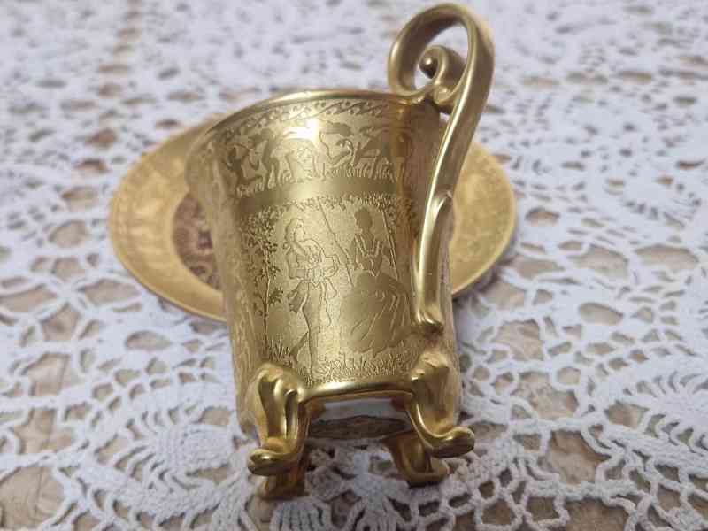 Empírový bohatě zlacený Hrnek na nožičkách vínový Karlsbad - foto 5