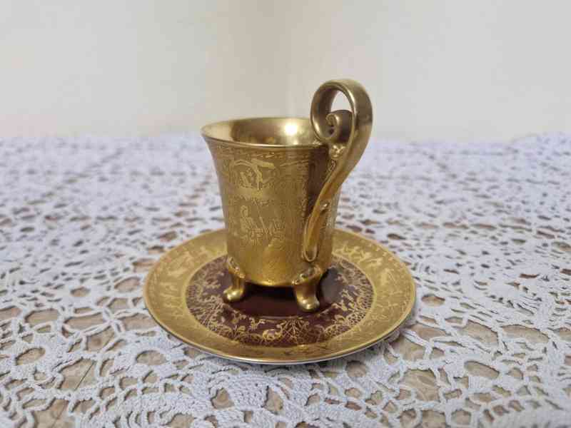 Empírový bohatě zlacený Hrnek na nožičkách vínový Karlsbad - foto 2