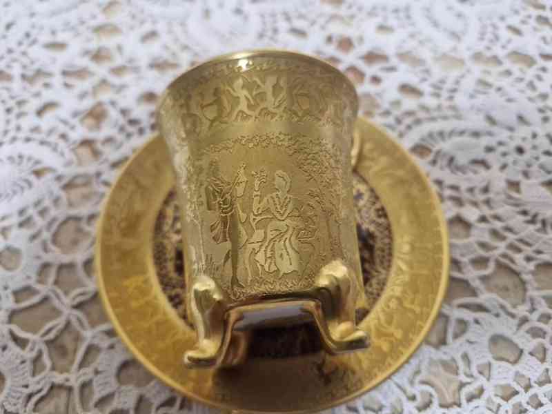 Empírový bohatě zlacený Hrnek na nožičkách vínový Karlsbad - foto 8