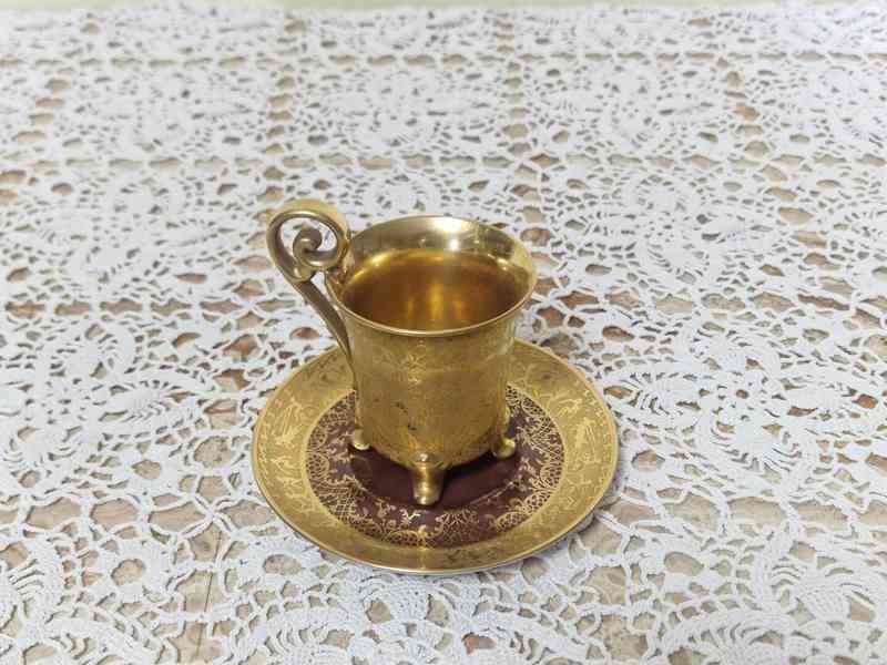 Empírový bohatě zlacený Hrnek na nožičkách vínový Karlsbad - foto 3