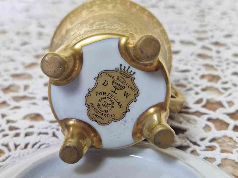 Empírový bohatě zlacený Hrnek na nožičkách vínový Karlsbad - foto 11