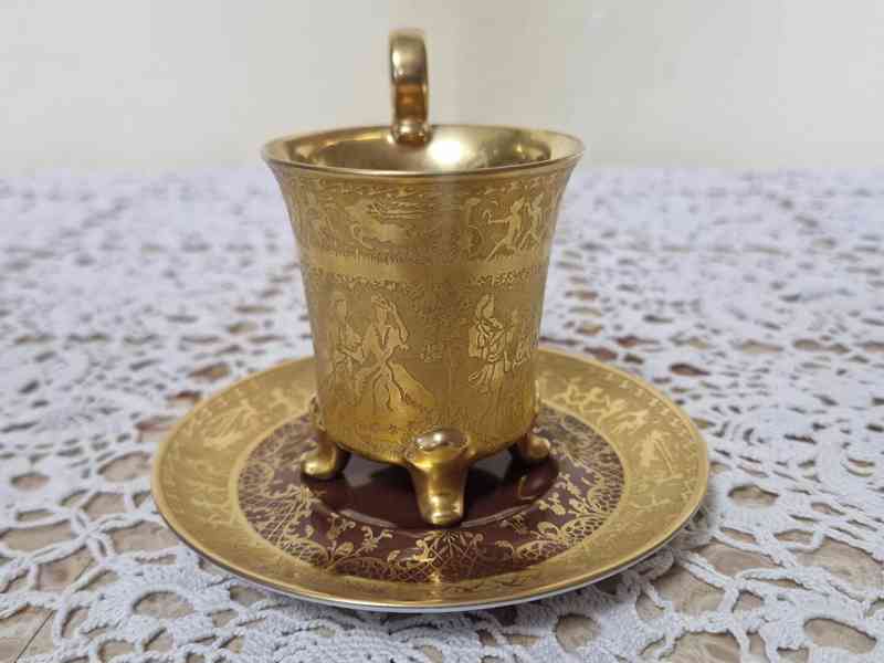 Empírový bohatě zlacený Hrnek na nožičkách vínový Karlsbad - foto 4