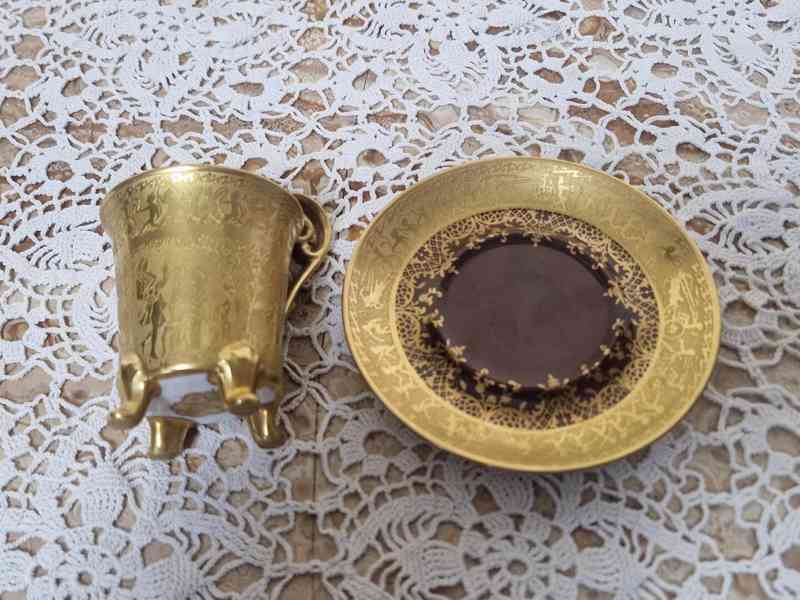 Empírový bohatě zlacený Hrnek na nožičkách vínový Karlsbad - foto 9