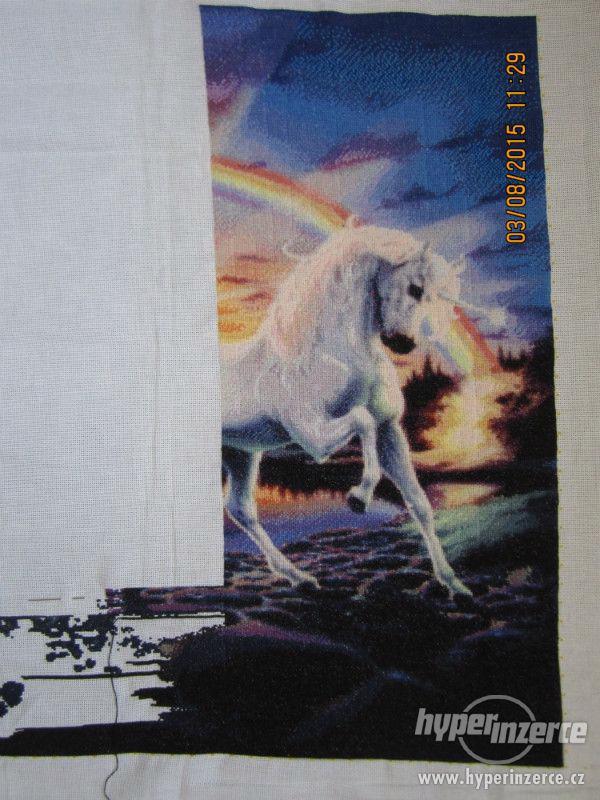 Rainbow Unicorn - ručně vyšívaný obraz - foto 3