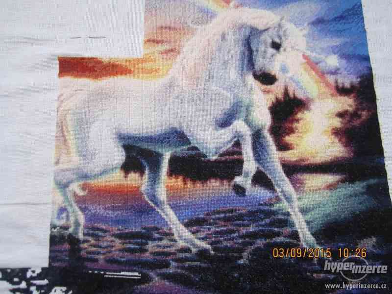 Rainbow Unicorn - ručně vyšívaný obraz - foto 5
