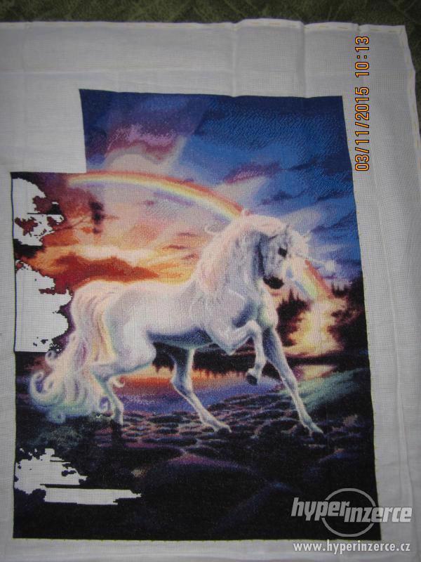 Rainbow Unicorn - ručně vyšívaný obraz - foto 6