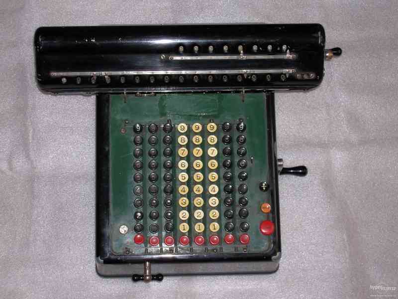 Mechanická kalkulačka - foto 1