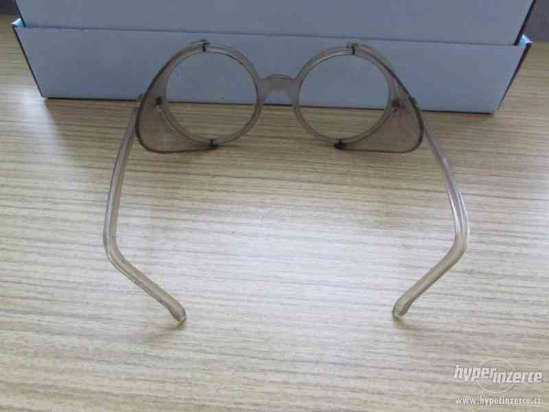 retro brýle na práci s pilou - foto 1