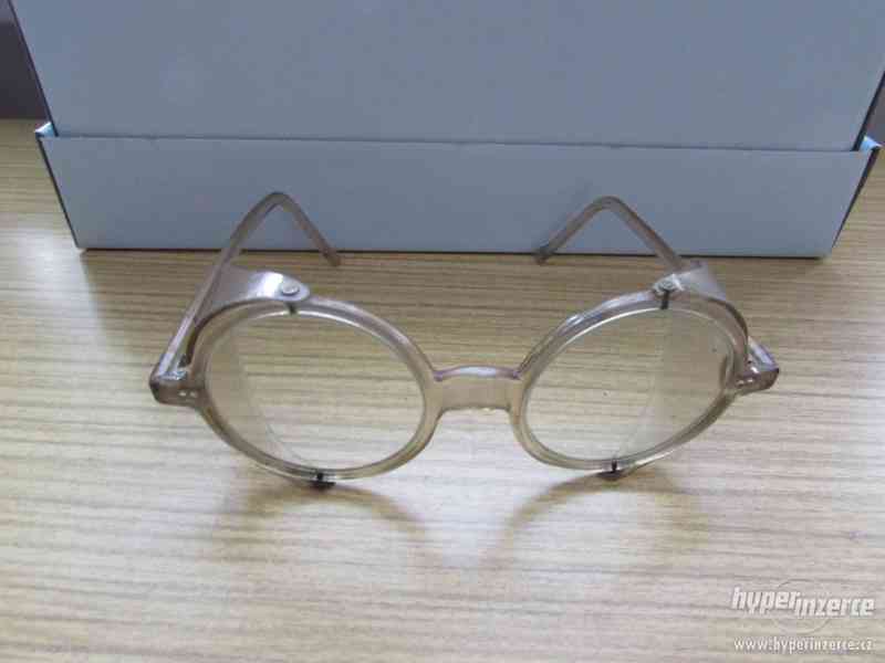 retro brýle na práci s pilou - foto 2