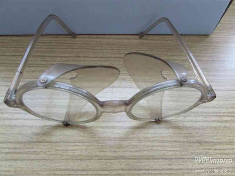 retro brýle na práci s pilou - foto 3