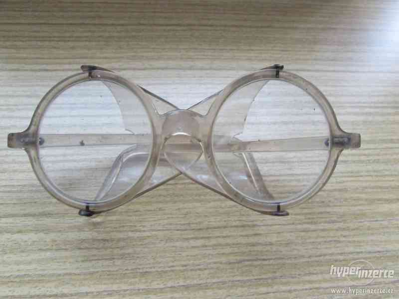 retro brýle na práci s pilou - foto 4