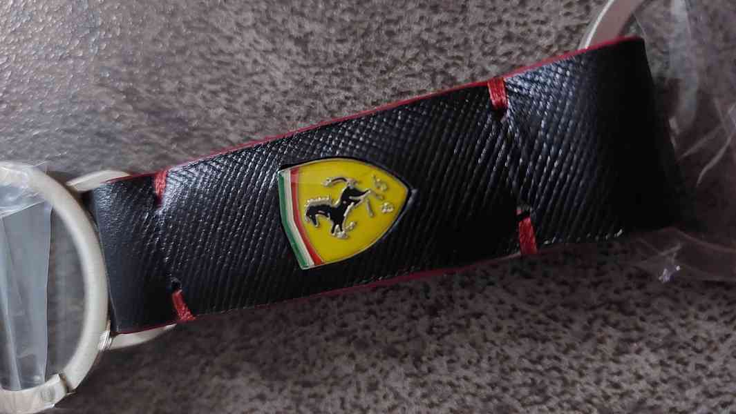 Originální kožená Ferrari klíčenka - foto 2