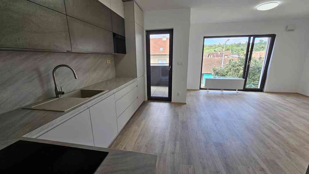 Pronájem novostavby bytu 85m2 3+kk,2 lodžie,garáž, bezbarie  - foto 2