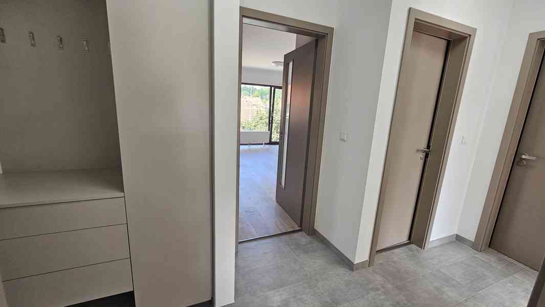 Pronájem novostavby bytu 85m2 3+kk,2 lodžie,garáž, bezbarie  - foto 12