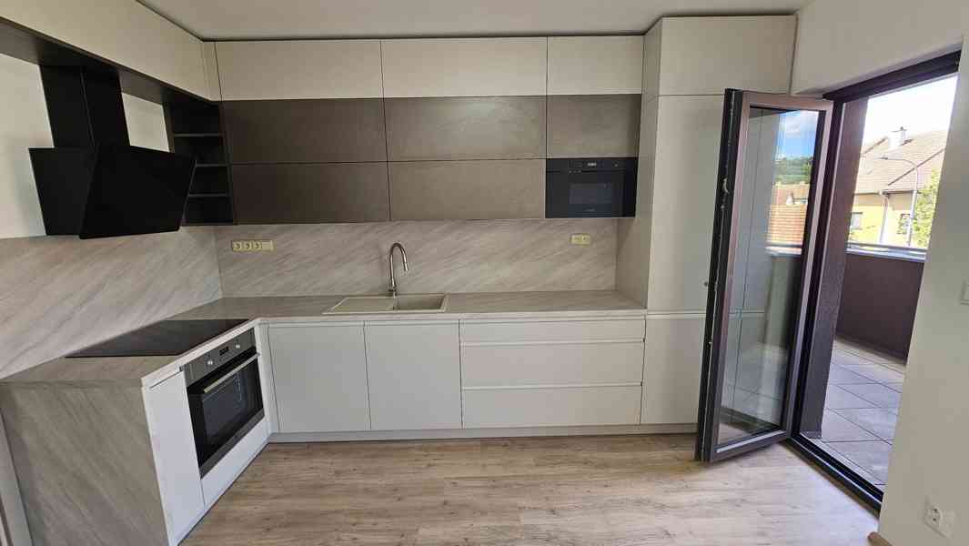 Pronájem novostavby bytu 85m2 3+kk,2 lodžie,garáž, bezbarie  - foto 4